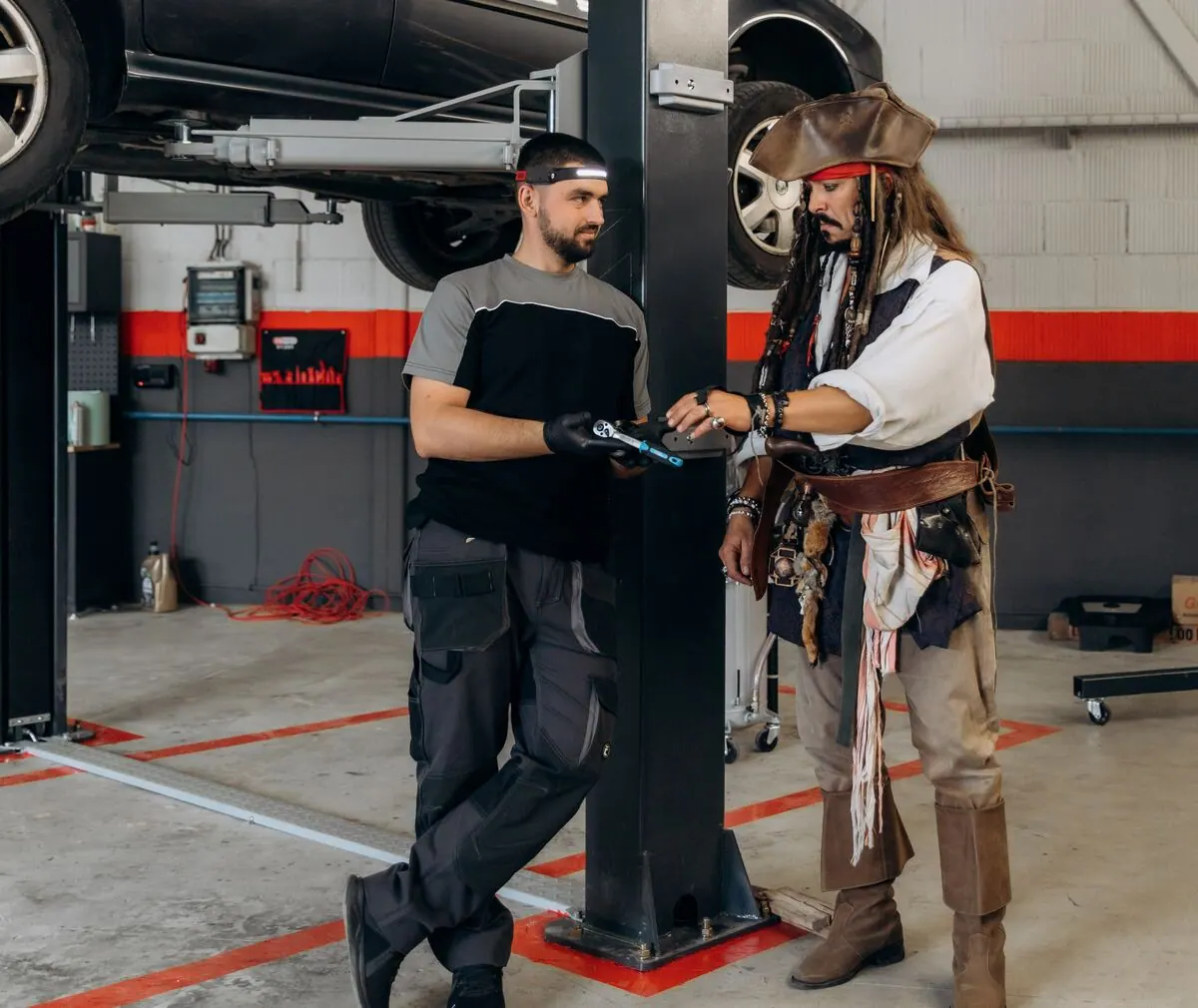 Mechanik opravuje vůz na zvedáku v autoservisu Arcan Drive